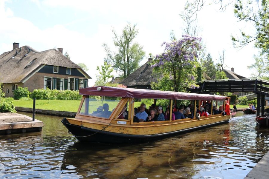 Giethoorn: Village & National Park Canal Cruise with Coffee - Should you book this Giethoorn canal cruise with coffee?