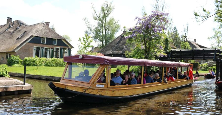 Giethoorn: Village & National Park Canal Cruise with Coffee - The 1-hour electric boat experience: smooth, simple, and easy