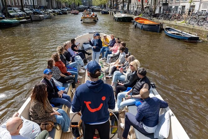 Highlights and Local Insights Canal Cruise Tour in Amsterdam - Herengracht and the Seven Bridges Photo Run