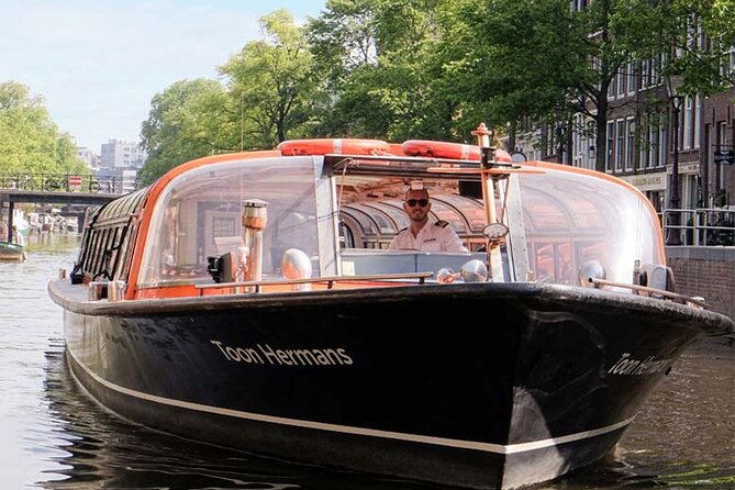 Keukenhof, Flower Fields, Volendam and Zaanse Schans Small-Group Tour - Volendam Haven: Traditional Clothes, Harbor Views, and Lunch on Your Terms