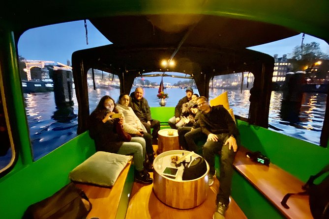 Light Event Amsterdam by small boat, 8 passengers max! You won't find any better - The cozy boat setup: heating, toilet, blankets