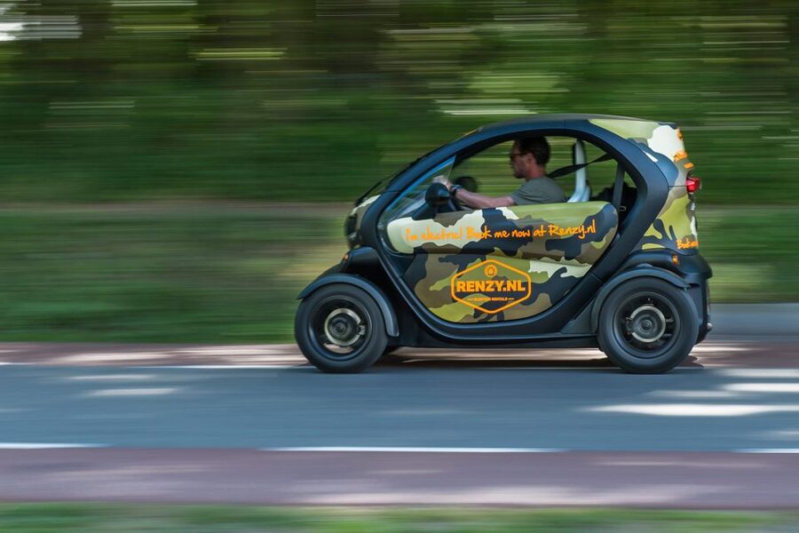 Lisse: Drive-it-Yourself History and Castle Audio Tour - Driving in Lisse: Meeting Renzy and Getting Your Car Ready