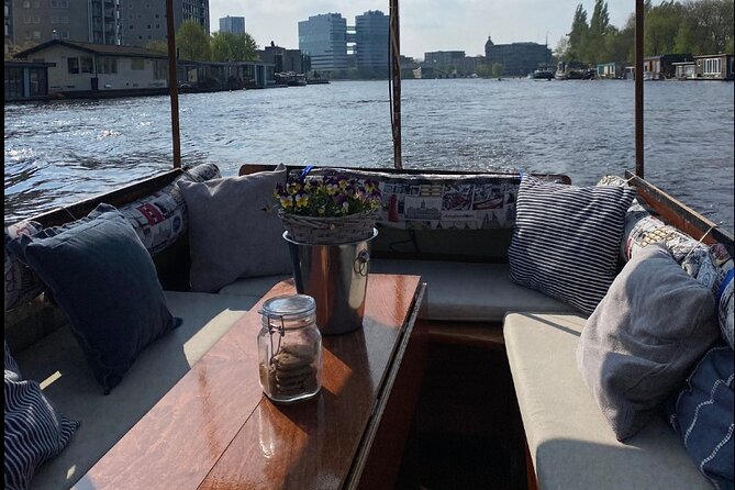 Luxury Amsterdam Canal Cruise – Unlimited Cocktails Included (1H) - How the VIP unlimited cocktails change the vibe