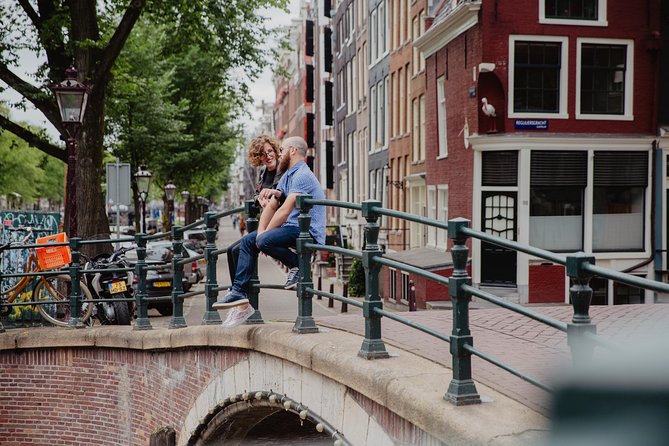 Memories for life - Photo shoots in Amsterdam with a professional photographer - Rain in Amsterdam: the umbrellas-and-logic plan