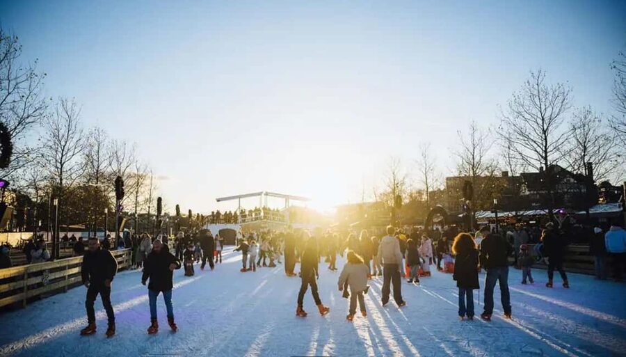Museumplein Ice Rink Entry Ticket - Skating With the Rijksmuseum as Your Background