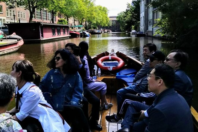 Open Dutch Boat! Silent electric drive. Nice cosy boat ride... - The captain and the guide experience: how the narration keeps it grounded