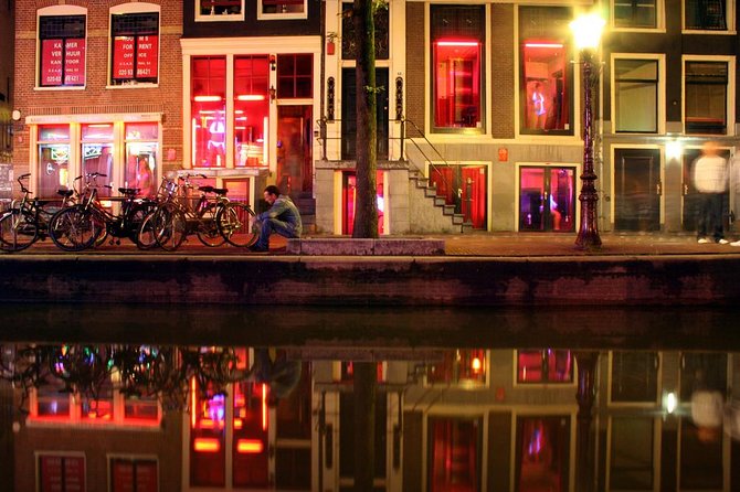 Private Amsterdam Red Light District and Coffee Shop Tour - The smallest house and the VOC storage-to-living story