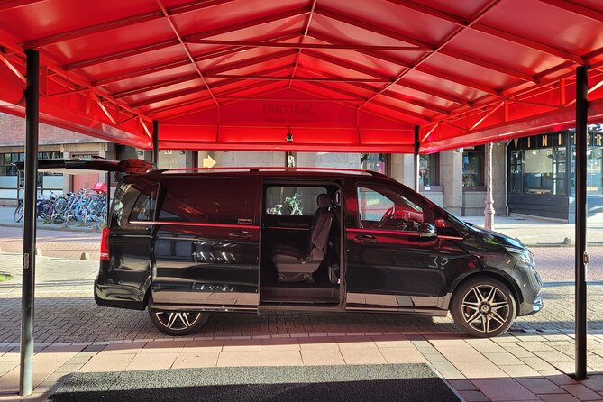 Private Arrival Transfer: Schiphol Airport Amsterdam - How the Driver Finds You: Meeting Inside Schiphol