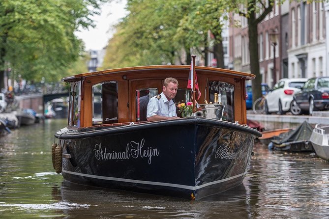 Private boat tour on a electric saloon boat - The 90-minute flow: sailing the Canal Ring without wasting time