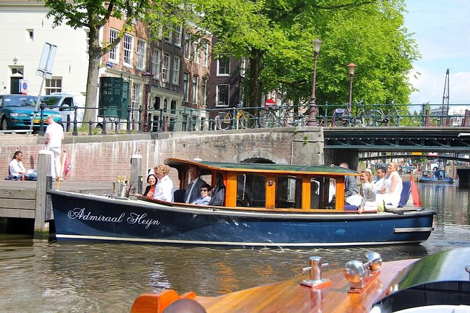 Private boat tour on a electric saloon boat - On-board comfort, drinks, and how to plan your one-hour-and-a-half