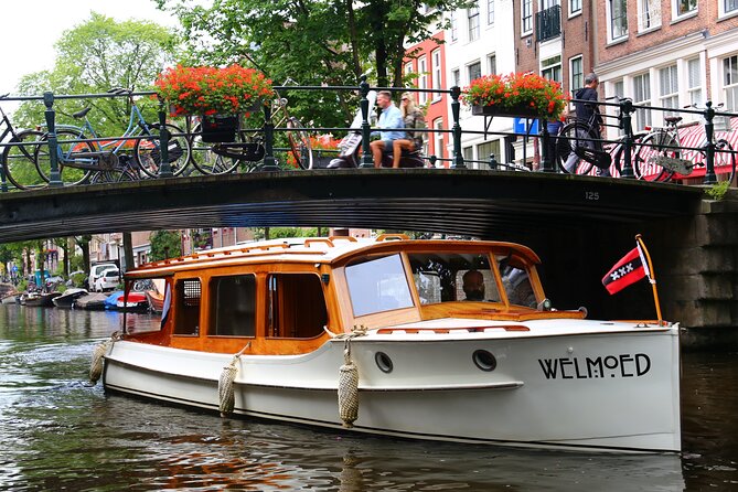 Private Champagne Canal Cruise in Amsterdam - What the captain actually does: stories, history, and jokes you’ll remember