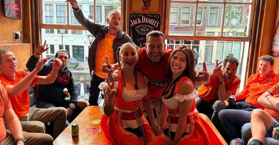 Private Red Light Tour City Center with Beer Maid Guide - Beer-maid hosting at Drink n Sink sets the tone