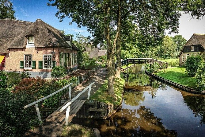 Private tour (max 3 per) to Giethoorn & Canal ride from Amsterdam - The included canal cruise: 1 hour of water-level perspective