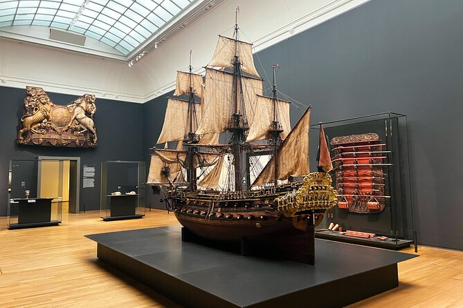 Rijksmuseum Guided Tour, private local Dutch guide - Reformation and war artifacts: history that explains the art