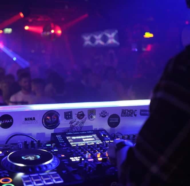 Rockstar for an hour: VIP DJ workshop in a real club - First sip at the bar, then straight to the decks