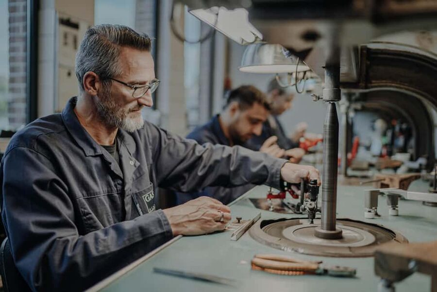 See Diamonds In Style Tour - The guided diamond talk: 4Cs, polishing, and what you’re actually buying