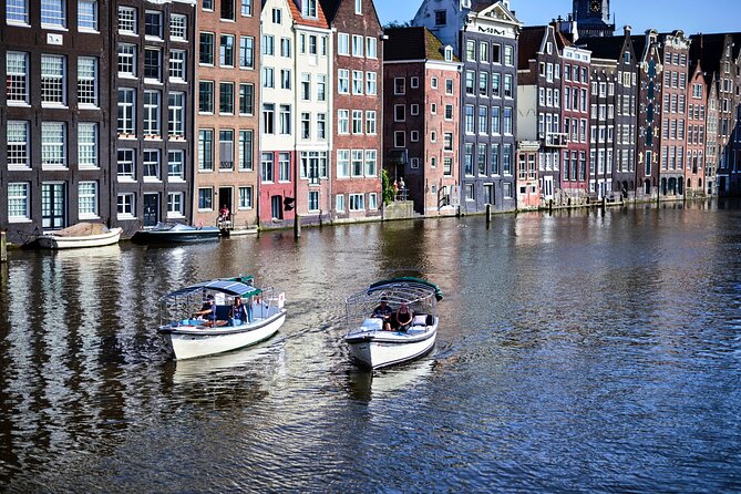 Short canal trip in German: Amsterdam in an hour - Comfort in All Weather: Roof, Blankets, and What to Wear