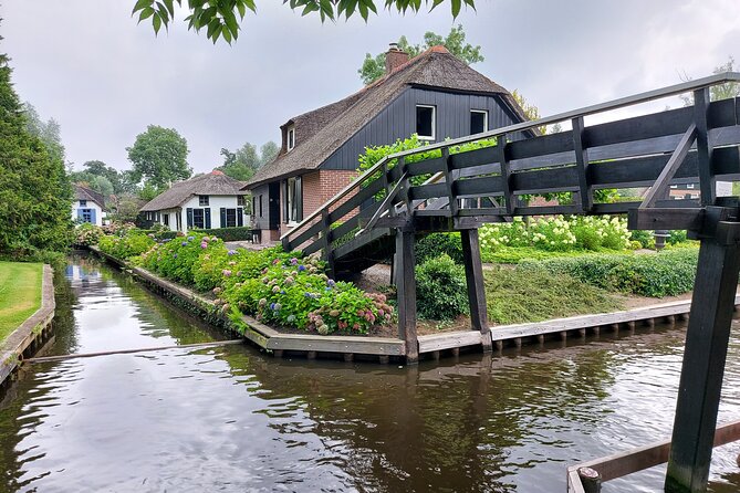 Small-Group Tour to Windmills & Giethoorn with boat tour - After the boat: wandering Giethoorn streets without feeling chased