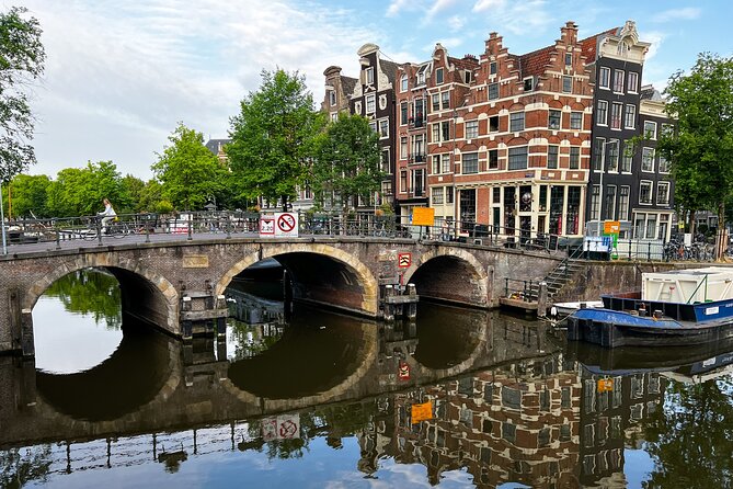 Small Group Walking Tour in Amsterdam with Friendly and Fun Guide - Dam Square to Damstraat: your easy orientation in a busy city