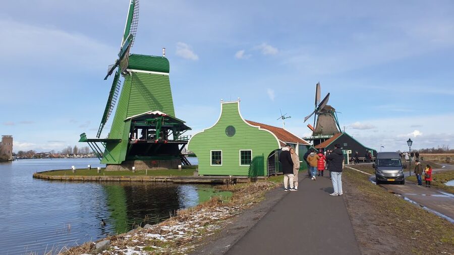 Small Group Zaanse Schans & Volendam Tour w/ Hotel Pick up - Volendam at Noon: Old Port Strolls and Regional Food
