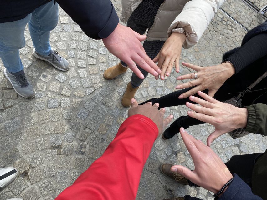 Sprechen Sie Gras? German Tour of Amsterdam's Coffeeshops - The Amsterdam-canal walking rhythm: history you can see with your feet