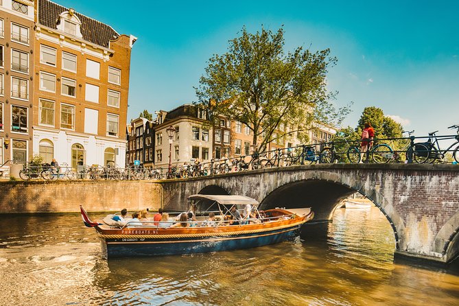 The Ultimate Amsterdam Canal Cruise - 2hr - Small Group with Drinks & Snacks - The guide-captain combo: storytelling that connects canals to daily life