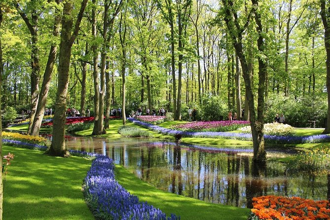 Tour to Giethoorn and Keukenhof Tulip Fields from Amsterdam - Giethoorn: Canal Cruise First, Then Lunch and Footpath Time