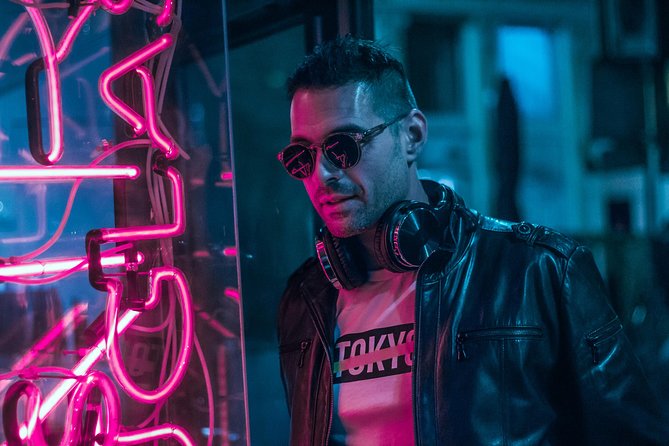 Vacation Night Photoshoot & Tour in Amsterdam - Neon-Proof Posing: Tips Before You Go, Coaching While You Walk