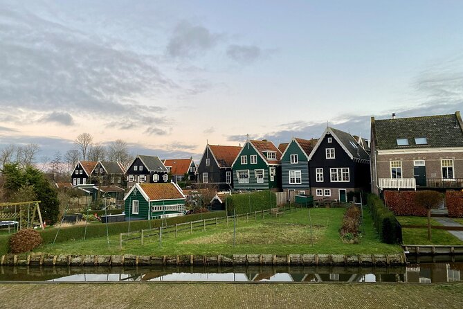 Volendam: E-bike rental with suggested countryside- and fisherman village route - Option B: Monnickendam for the old center and the brewery visit