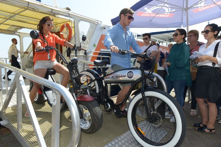 Volendam: E-Fatbike Rental - Edam in about an hour: narrow alleys, canals, and cheese-market energy