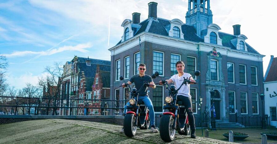 Volendam: E-Scooter Rental - Marken and the optional boat ride home