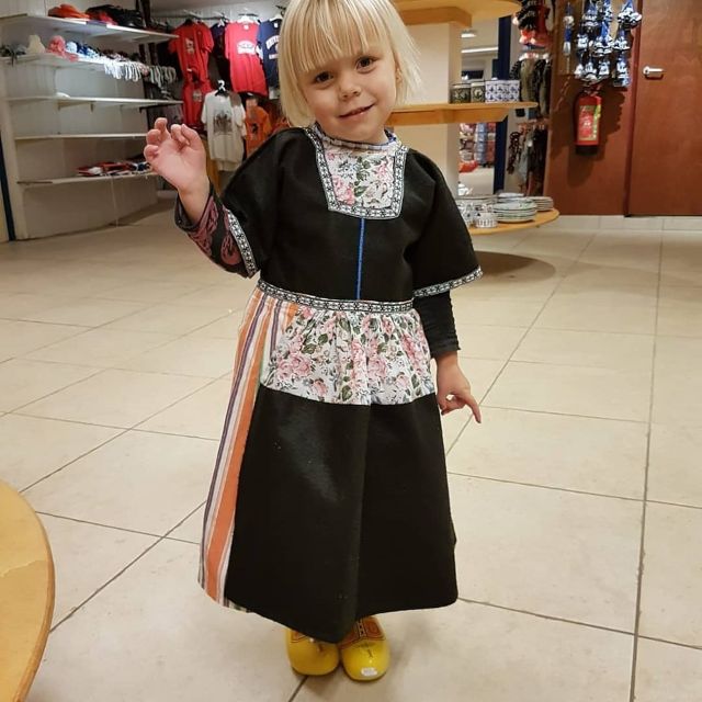 Volendam: Traditional Costume Photo with Cheese & Clog Tour - Shopping and Tastings: Stroopwafel, Fruit Wine, and Cheeses