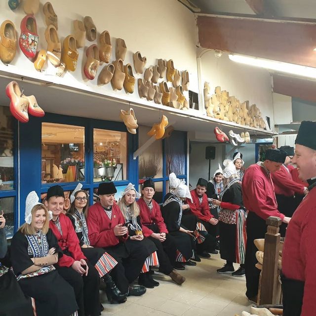 Volendam: Traditional Costume Photo with Cheese & Clog Tour - Timing, Group Style, and Family-Friendliness