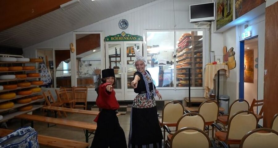 Volendam: Traditional Costume Photo with Cheese & Clog Tour - Should You Book This Volendam Costume, Cheese & Clog Tour?