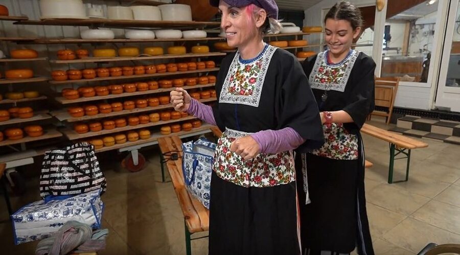 Volendam: Traditional Costume Photo with Cheese & Clog Tour - Costume Photo 101: What You Wear, What You Do, What You Get