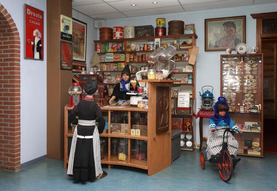 Volendam: Volendams Museum Entry Ticket - Temporary exhibition moments: artists village and shipwreck maps