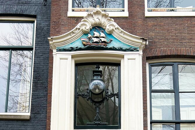 Walking Tour about Golden Age Architecture, private local guide - Torensluis: four façades, baroque attitude, and why houses lean