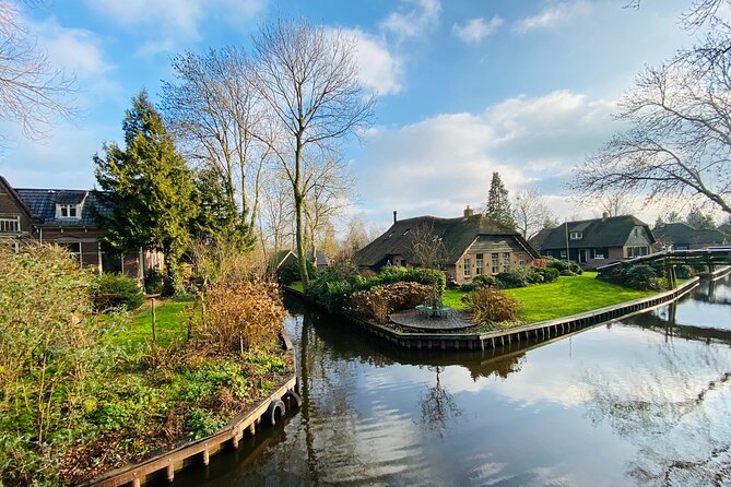 Zaanse Schans and Giethoorn Small-Group Tour with Hotel Pick-Up - Giethoorn: the “Green Little Venice” hour on the canals