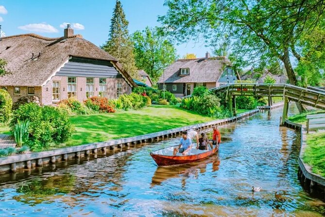 Zaanse Schans Giethoorn Private Tour from Amsterdam Canal Cruise - Giethoorn: canals first, cars nowhere